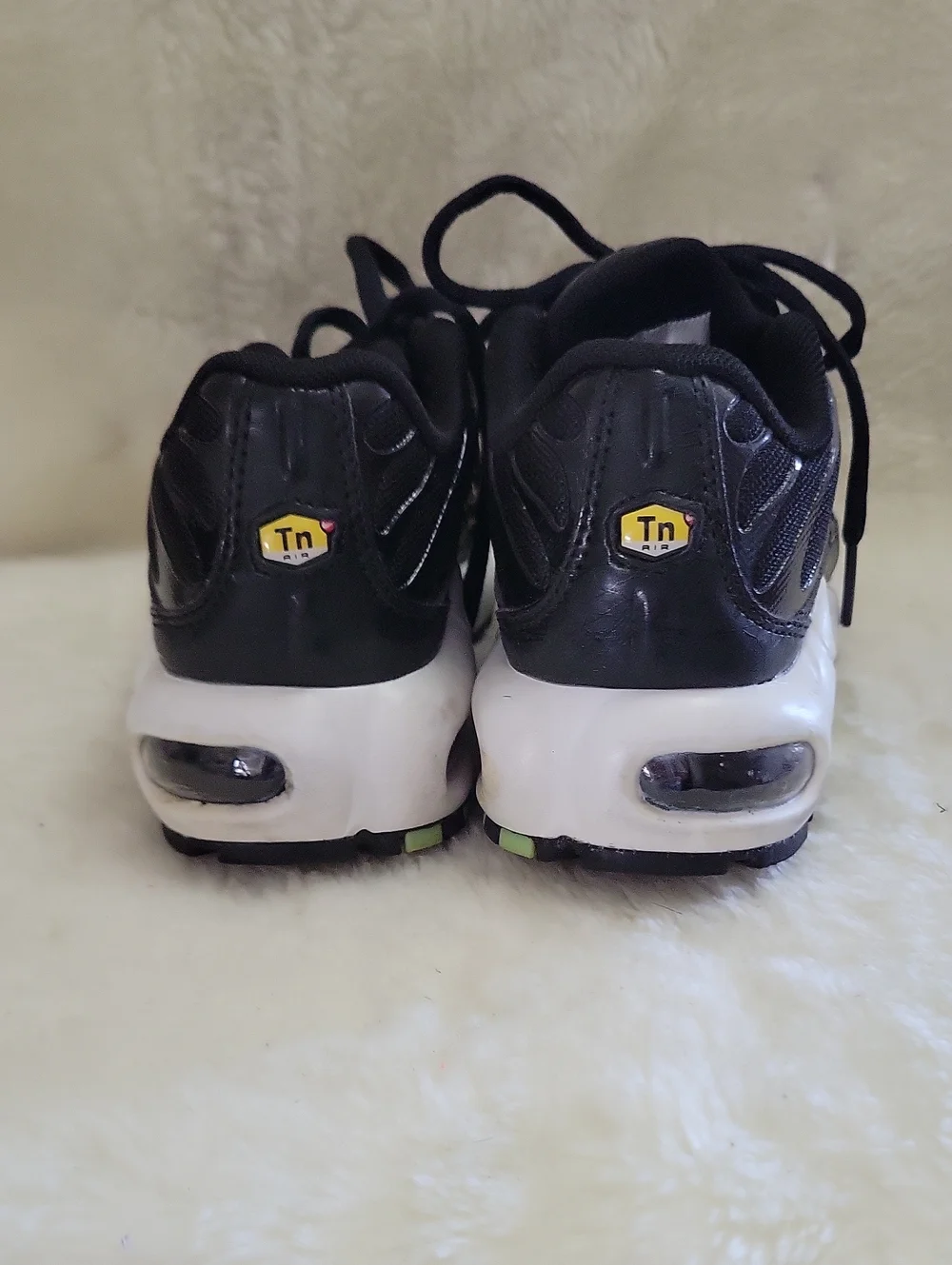 NIKE Air Max Plus 1 GS “Black Volt” Running Trainers. Size 1Y.